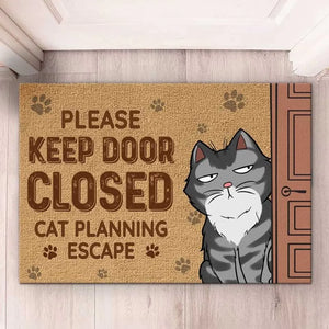 Gardez la porte fermée, chat qui planifie une évasion ! Tapis décoratif personnalisé pour la maison, motif chat ! Cadeau de pendaison de crémaillère pour les propriétaires et les amoureux des animaux.