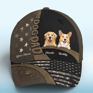 Les chiens nous servent en échange de leurs restes - Casquette personnalisée pour chien, casquette classique à imprimé intégral - Fête des pères, cadeau pour les propriétaires d'animaux et les amoureux des animaux