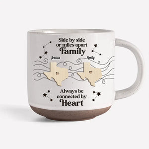 La famille ne se définit pas par la distance, mais par l'amour - Mug personnalisé en céramique imprimé pour la famille - Cadeau de Noël pour les membres de la famille