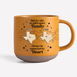 La famille ne se définit pas par la distance, mais par l'amour - Mug personnalisé en céramique imprimé pour la famille - Cadeau de Noël pour les membres de la famille