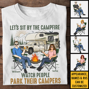 Asseyons-nous près du feu de camp et regardons les gens garer leurs campeurs - T-shirt unisexe personnalisé, sweat à capuche, sweat-shirt - Cadeau pour couple, mari, femme, anniversaire, fiançailles, mariage, mariage, cadeau de camping