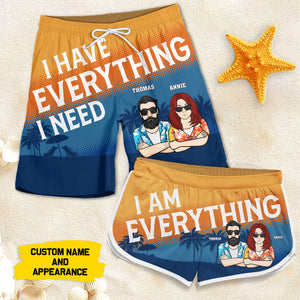 Je suis tout ce dont il a besoin - Short de plage personnalisé pour couple - Cadeau pour couple, mari et femme