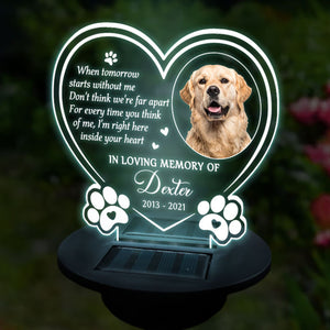 Ne pensez pas que nous sommes loin l'un de l'autre - Lampe solaire de jardin commémorative personnalisée - Télécharger une image, un cadeau commémoratif, un cadeau de condoléances