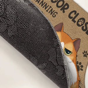 Chat en train de planifier une évasion - Tapis décoratif personnalisé pour la maison - Cadeau de pendaison de crémaillère pour les propriétaires et les amoureux des animaux