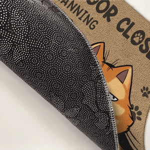 Veuillez garder la porte fermée, les chats planifient une évasion - Tapis décoratif personnalisé pour chat - Cadeau de pendaison de crémaillère pour les amoureux des animaux, les propriétaires d'animaux
