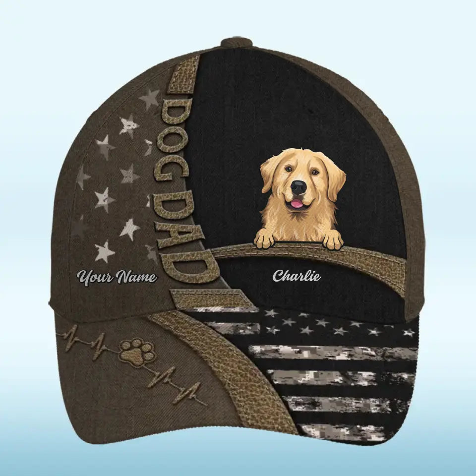 Les chiens nous servent en échange de leurs restes - Casquette personnalisée pour chien, casquette classique à imprimé intégral - Fête des pères, cadeau pour les propriétaires d'animaux et les amoureux des animaux