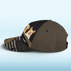 Les chiens nous servent en échange de leurs restes - Casquette personnalisée pour chien, casquette classique à imprimé intégral - Fête des pères, cadeau pour les propriétaires d'animaux et les amoureux des animaux