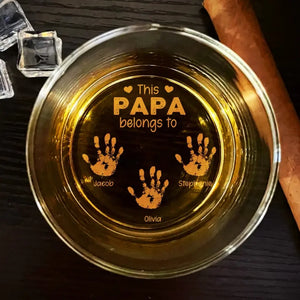 Tout le monde a besoin d'une maison pour vivre - Verre à whisky personnalisé pour la famille - Fête des pères, cadeau pour papa, grand-père