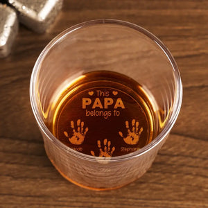 Tout le monde a besoin d'une maison pour vivre - Verre à whisky personnalisé pour la famille - Fête des pères, cadeau pour papa, grand-père