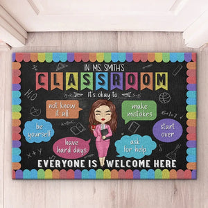 Dans cette salle de classe, c'est bien d'être soi-même - Tapis décoratif personnalisé pour la maison - Cadeau de pendaison de crémaillère pour l'enseignant