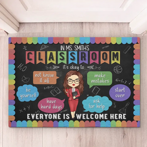 Dans cette salle de classe, c'est bien d'être soi-même - Tapis décoratif personnalisé pour la maison - Cadeau de pendaison de crémaillère pour l'enseignant