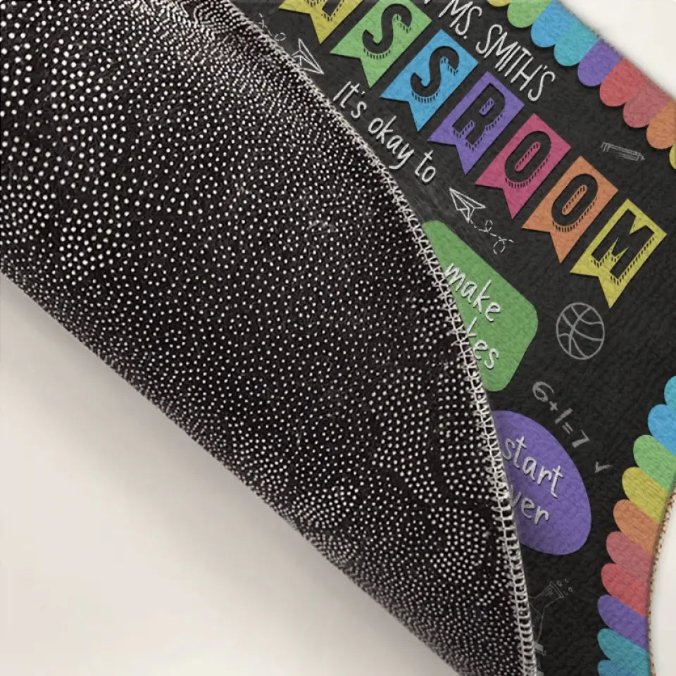 Dans cette salle de classe, c'est bien d'être soi-même - Tapis décoratif personnalisé pour la maison - Cadeau de pendaison de crémaillère pour l'enseignant