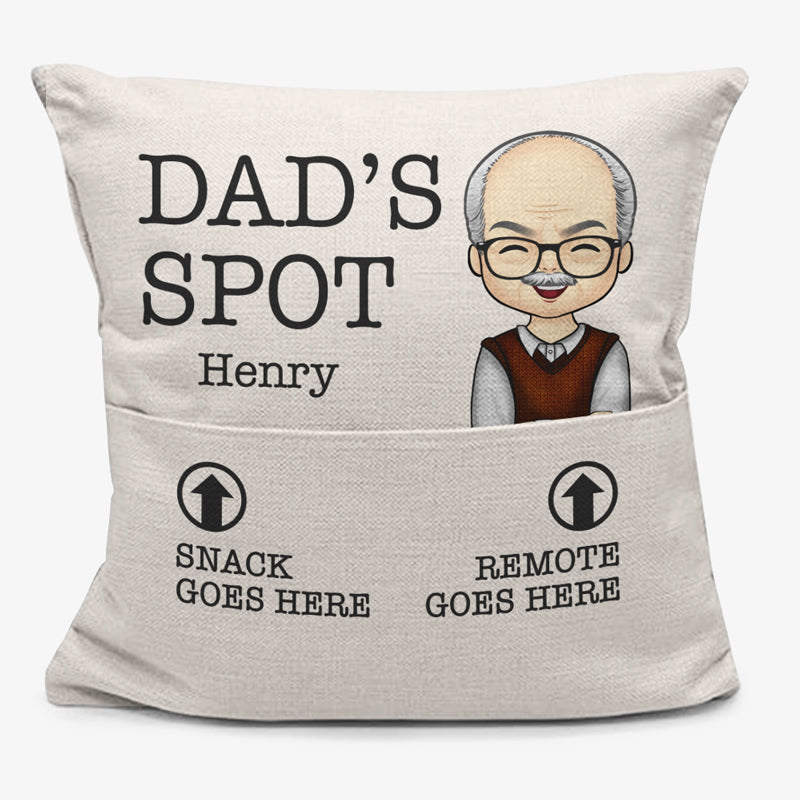 L'endroit, le goûter et la télécommande de papa vont aussi ici - Oreiller de poche personnalisé pour la famille - Cadeau de fête des pères, d'anniversaire pour papa, grand-père