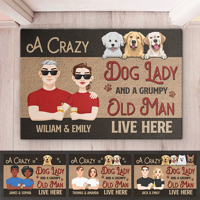 Une chienne folle et un vieil homme grincheux vivent ici - Tapis décoratif personnalisé pour chien - Cadeau pour propriétaires d'animaux et amoureux des animaux