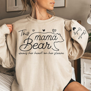 Cette maman ours porte son cœur sur sa manche - Sweat-shirt unisexe personnalisé avec motif sur la manche - Cadeau pour maman