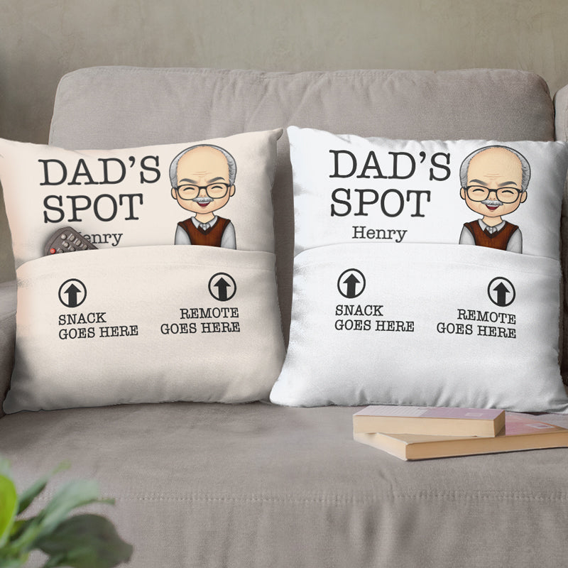L'endroit, le goûter et la télécommande de papa vont aussi ici - Oreiller de poche personnalisé pour la famille - Cadeau de fête des pères, d'anniversaire pour papa, grand-père
