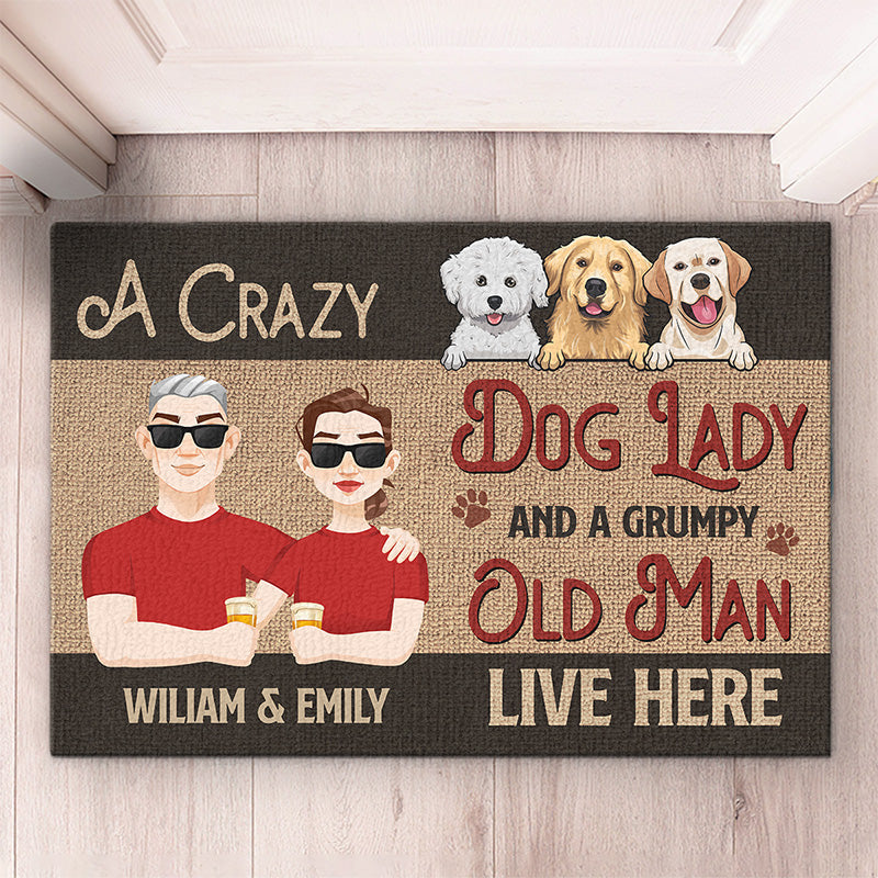 Une chienne folle et un vieil homme grincheux vivent ici - Tapis décoratif personnalisé pour chien - Cadeau pour propriétaires d'animaux et amoureux des animaux