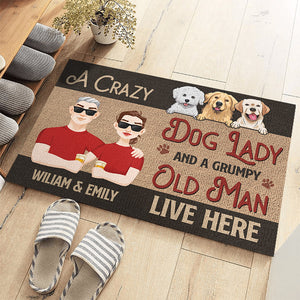 Une chienne folle et un vieil homme grincheux vivent ici - Tapis décoratif personnalisé pour chien - Cadeau pour propriétaires d'animaux et amoureux des animaux