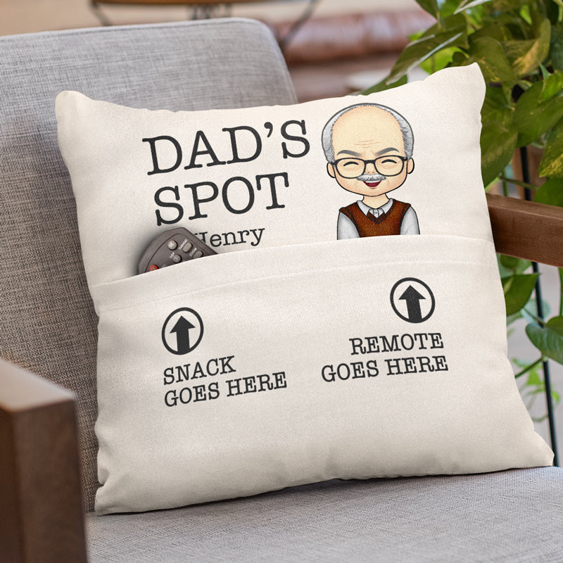 L'endroit, le goûter et la télécommande de papa vont aussi ici - Oreiller de poche personnalisé pour la famille - Cadeau de fête des pères, d'anniversaire pour papa, grand-père
