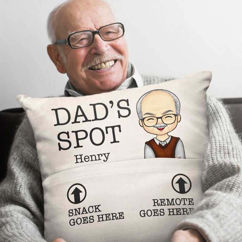 L'endroit, le goûter et la télécommande de papa vont aussi ici - Oreiller de poche personnalisé pour la famille - Cadeau de fête des pères, d'anniversaire pour papa, grand-père