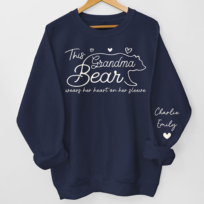 Cette maman ours porte son cœur sur sa manche - Sweat-shirt unisexe personnalisé avec motif sur la manche - Cadeau pour maman