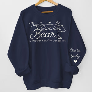 Cette maman ours porte son cœur sur sa manche - Sweat-shirt unisexe personnalisé avec motif sur la manche - Cadeau pour maman