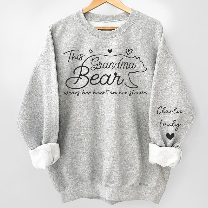 Cette maman ours porte son cœur sur sa manche - Sweat-shirt unisexe personnalisé avec motif sur la manche - Cadeau pour maman