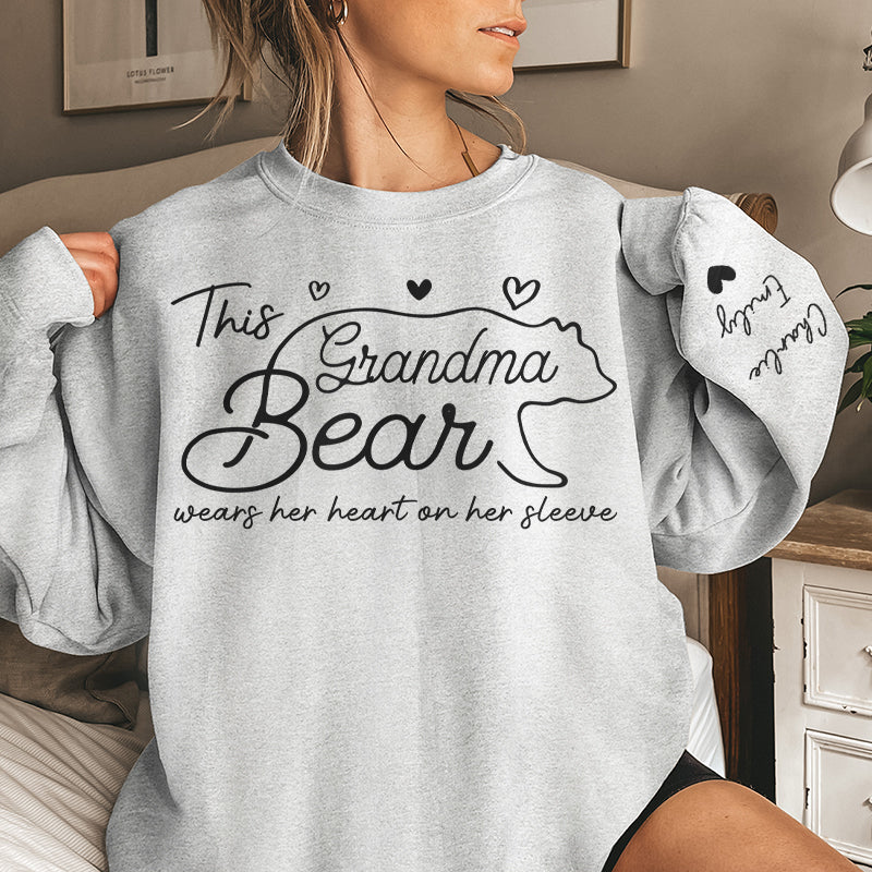 Cette maman ours porte son cœur sur sa manche - Sweat-shirt unisexe personnalisé avec motif sur la manche - Cadeau pour maman