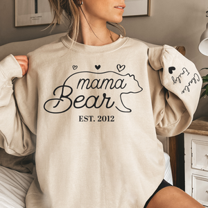 Cette maman ours porte son cœur sur sa manche - Sweat-shirt unisexe personnalisé avec motif sur la manche - Cadeau pour maman