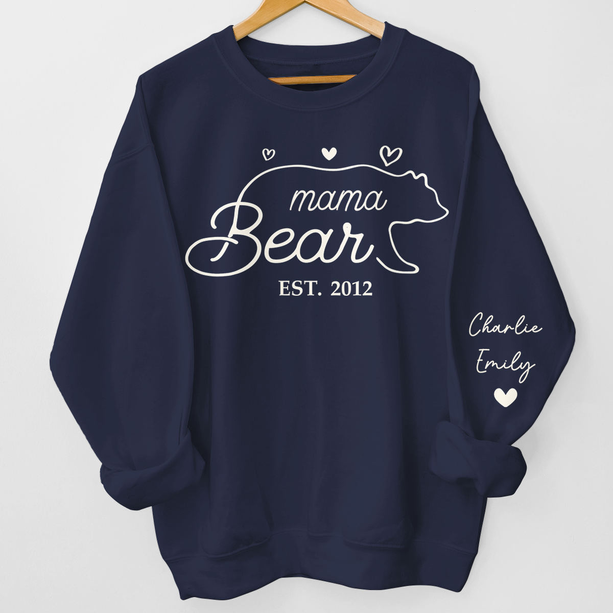 Cette maman ours porte son cœur sur sa manche - Sweat-shirt unisexe personnalisé avec motif sur la manche - Cadeau pour maman