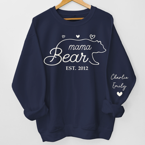 Cette maman ours porte son cœur sur sa manche - Sweat-shirt unisexe personnalisé avec motif sur la manche - Cadeau pour maman
