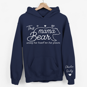 Cette maman ours porte son cœur sur sa manche - Sweat-shirt unisexe personnalisé avec motif sur la manche - Cadeau pour maman