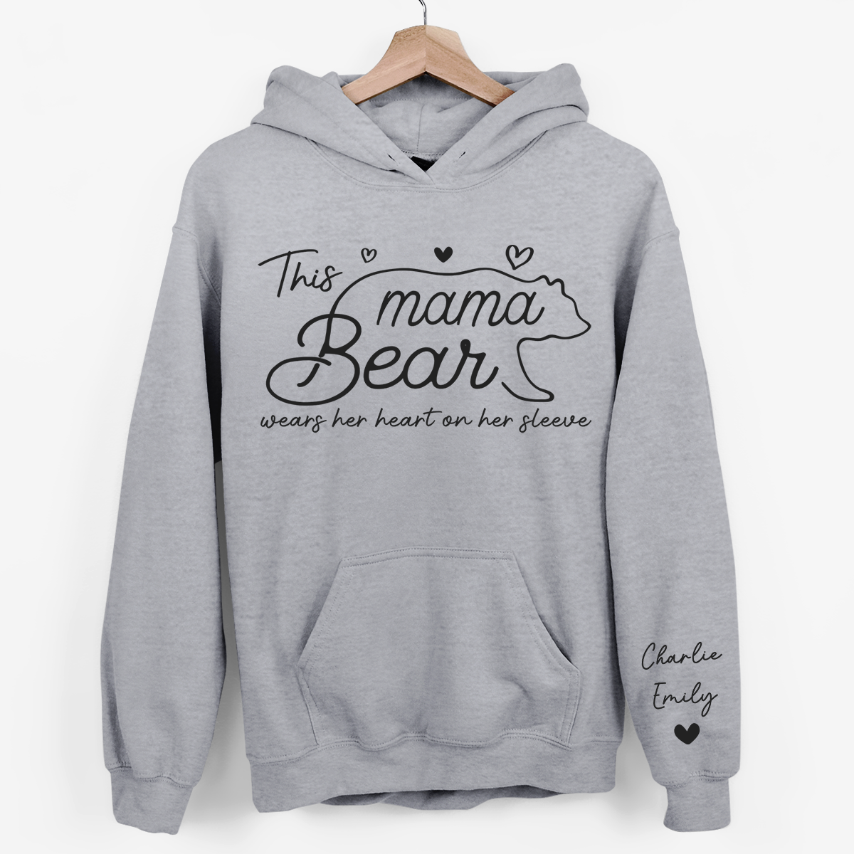 Cette maman ours porte son cœur sur sa manche - Sweat-shirt unisexe personnalisé avec motif sur la manche - Cadeau pour maman
