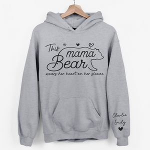 Cette maman ours porte son cœur sur sa manche - Sweat-shirt unisexe personnalisé avec motif sur la manche - Cadeau pour maman
