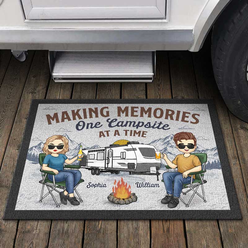 L'aventure en vaut la peine - Tapis décoratif personnalisé pour camping - Cadeau de pendaison de crémaillère pour mari, femme et amoureux du camping