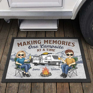 L'aventure en vaut la peine - Tapis décoratif personnalisé pour camping - Cadeau de pendaison de crémaillère pour mari, femme et amoureux du camping