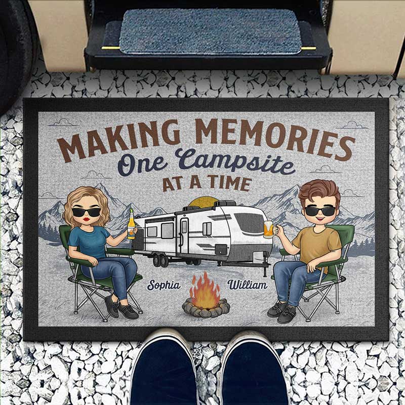 L'aventure en vaut la peine - Tapis décoratif personnalisé pour camping - Cadeau de pendaison de crémaillère pour mari, femme et amoureux du camping