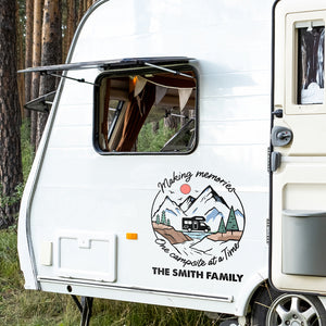 Un camping à la fois - Autocollant personnalisé pour camping-car - Cadeau pour les amateurs de camping