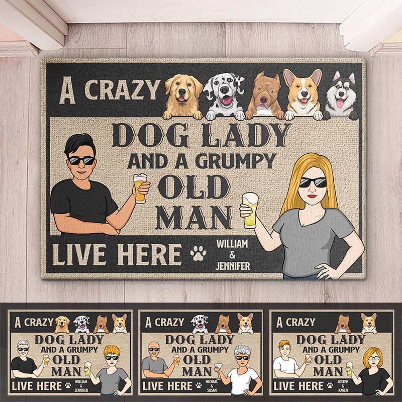 Attention, une folle et un vieil homme grincheux vivent ici - Tapis décoratif personnalisé pour chien - Cadeau pour propriétaires d'animaux et amoureux des animaux
