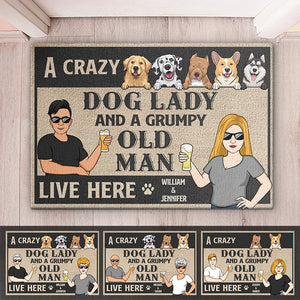 Attention, une folle et un vieil homme grincheux vivent ici - Tapis décoratif personnalisé pour chien - Cadeau pour propriétaires d'animaux et amoureux des animaux