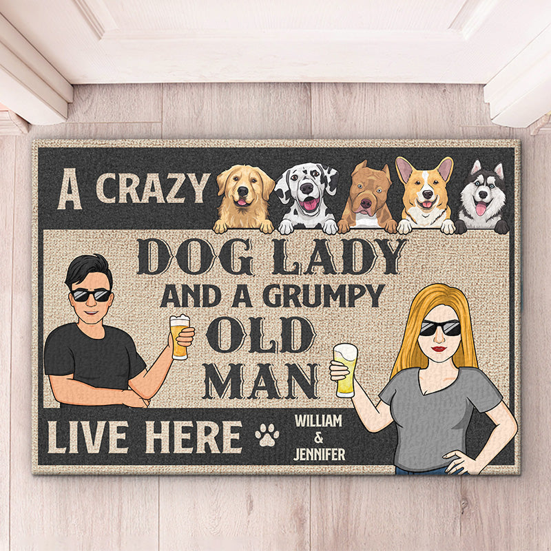 Attention, une folle et un vieil homme grincheux vivent ici - Tapis décoratif personnalisé pour chien - Cadeau pour propriétaires d'animaux et amoureux des animaux