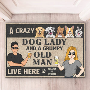 Attention, une folle et un vieil homme grincheux vivent ici - Tapis décoratif personnalisé pour chien - Cadeau pour propriétaires d'animaux et amoureux des animaux