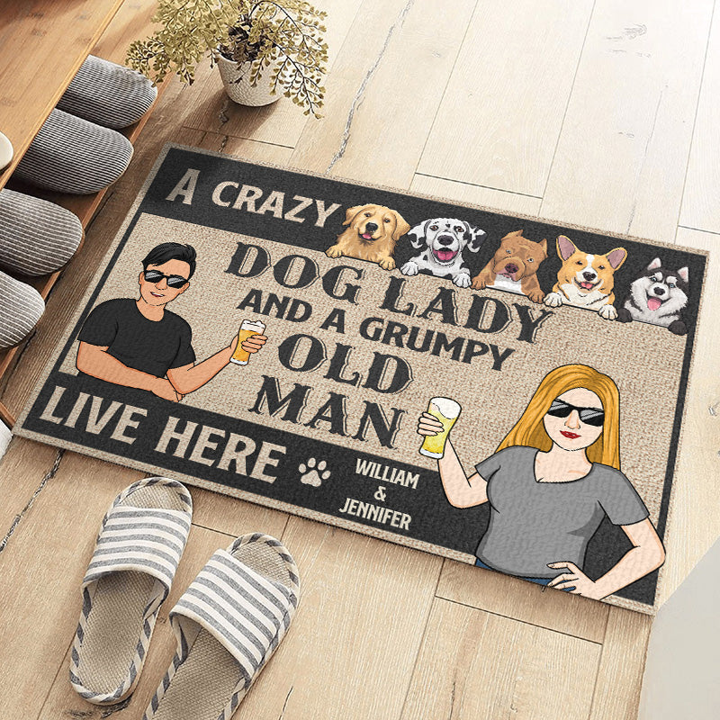 Attention, une folle et un vieil homme grincheux vivent ici - Tapis décoratif personnalisé pour chien - Cadeau pour propriétaires d'animaux et amoureux des animaux