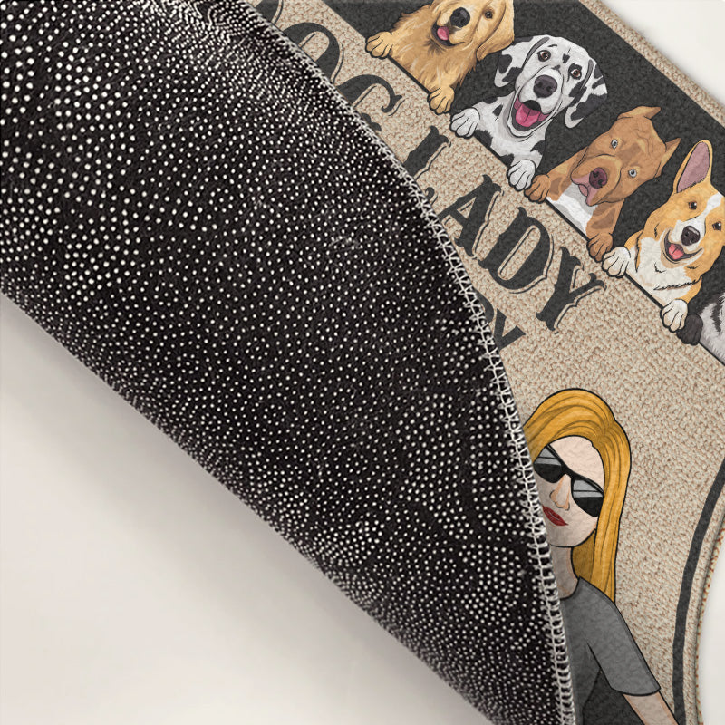 Attention, une folle et un vieil homme grincheux vivent ici - Tapis décoratif personnalisé pour chien - Cadeau pour propriétaires d'animaux et amoureux des animaux