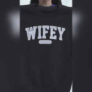 Wifey Est - Sweat-shirt unisexe personnalisé avec motif sur la manche - Cadeau pour mari et femme, anniversaire