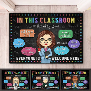 C'est bien d'être soi-même dans cette salle de classe - Tapis décoratif personnalisé pour enseignant - Cadeau pour enseignant, rentrée scolaire