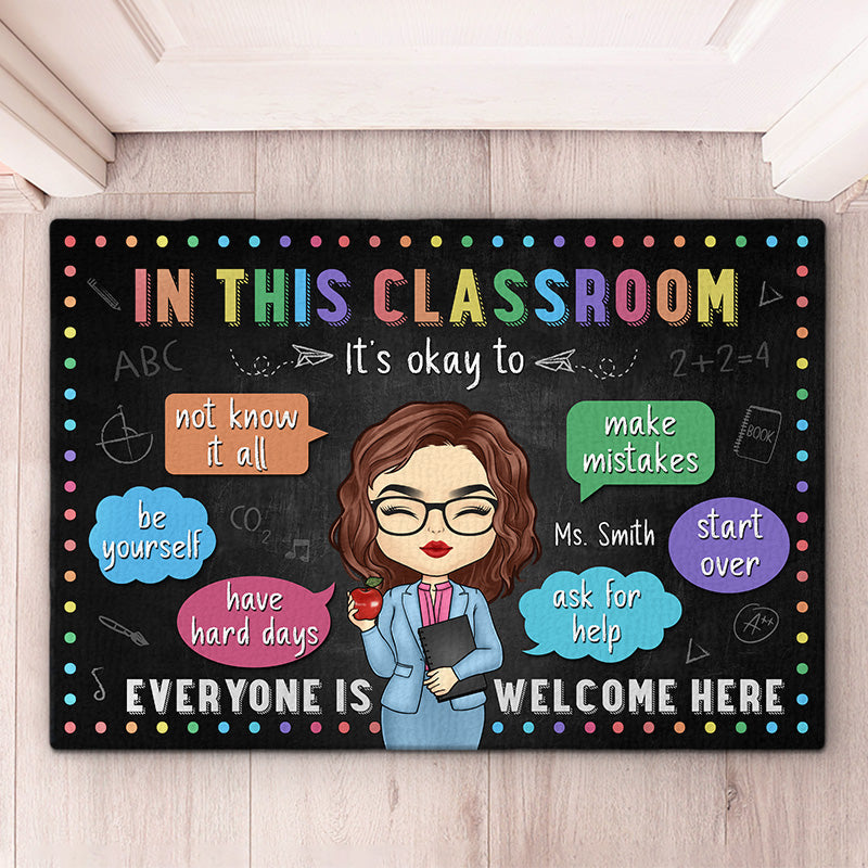 C'est bien d'être soi-même dans cette salle de classe - Tapis décoratif personnalisé pour enseignant - Cadeau pour enseignant, rentrée scolaire