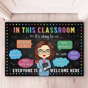 C'est bien d'être soi-même dans cette salle de classe - Tapis décoratif personnalisé pour enseignant - Cadeau pour enseignant, rentrée scolaire