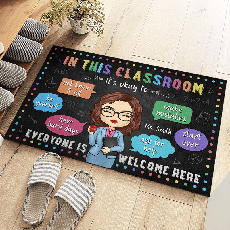 C'est bien d'être soi-même dans cette salle de classe - Tapis décoratif personnalisé pour enseignant - Cadeau pour enseignant, rentrée scolaire