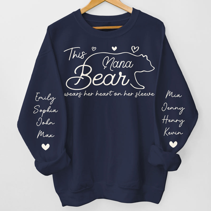 Cette maman ours porte son cœur sur sa manche - Sweat-shirt unisexe personnalisé avec motif sur la manche - Cadeau pour maman